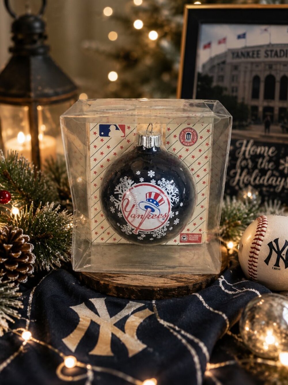 NIB New York Yankees Sports Collectors Series Glass Ornament MLB